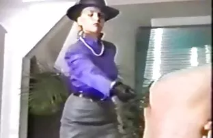 XXX Gold, pürüzsüz bir sürüş için eski erkek anal seks bir tamirci alırken çorap giyiyor,
