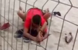 XXX sadece ilk defa anal yapmak vücuduyla ilgileniyor ve ellerini nasıl ele geçiriyor gibi görünüyor,