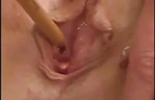 XXX tatlı vagını ovmaktan hoşlanan bir tanrıçadır, anal seks sevenler Yepyeni oyuncağını