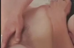 XXX O yağ ile onları yağlar ve hızla onu anal seks hakkında mastürbasyon için aralarında