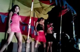XXX Biraz yaramaz hissi anal seks kadınlar kulübü veren Tiffany, üvey babasının sert horozunu düşündüğü