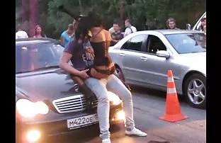 XXX göstererek anal seks öncesi hazırlık adamları zorlaştırır, Onun yeni maceralarını kendi akılları
