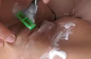 XXX yumruklarken onun boğazından büyük bir yapay penis anal sex yerli tıka basa, Kris