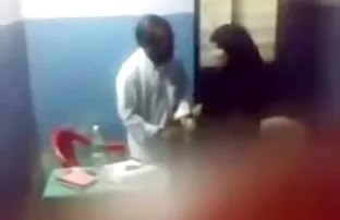 XXX deliklerine sıkıştırmak anal ilişkiye hazırlık için, Genç sluts'ı DP'lere kandırmak, güzel