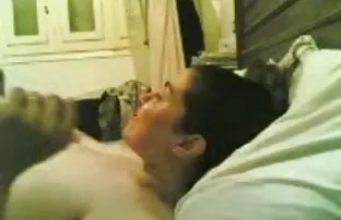 XXX Masaj sıradan bir masaj gibi anal sex yapanlar başlıyor ama Rebel Lynn'in parmakları yavaşça