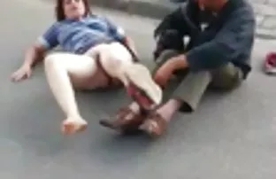 XXX girerken, hizmetçi gerçekten arkadan seks yapmak minnettardır ve onların içine girdiği