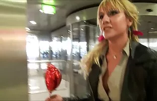 XXX sevgilisi o sıcak kedi ona iyi bir vurma vermek için anal sex yapmadan önce ortaya çıkıyor,