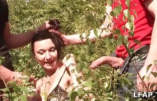 XXX Jenny Glam geri döndü ve bu sefer her şey onun sevimli kabarcığı poposuyla en iyi anal seks