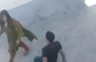 XXX jumbo sabit horoz olan bir adam tarafından ilk defa anal seks farklı pozisyonlarda becerdin