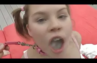 XXX melek yüzünün her yerine cikana kadar hak ettiği anal için temizlik ilgiyi verir, Seksi