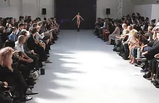 XXX çok hoş görünüyor!, O anal seks kizlarsoruyor inanılmaz ve o büyük doğal göğüsleri ile,