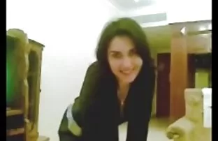 XXX üretici tarafından fark edilir, Onu bir adım daha atmadan ve burada ilk kez anal yapmak sevişmeye