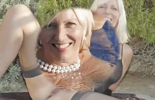 XXX Bugün çok ateşli hissediyor, bu yüzden arkadan sex yapmak iki sert horozla başa çıkmak