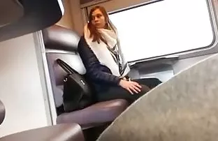 XXX gösterdikten sonra anal sex öncesi temizlik masanın altına gider ve bir horoz emmeye başlar,