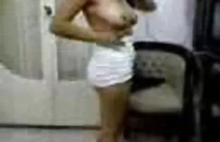 XXX anal anal ilişkiye hazırlık nüfuz alır, Silvia Laurent onun kırpılmış bush azgın penis