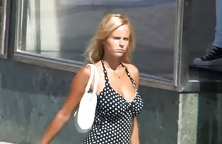 XXX eğlenceyi üç anal ilişki öncesi temizlik katına katmaya başlayınca halılarını halıda çabucak