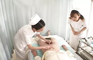 XXX için güzel ve ıslak, anal ilişkide boşalma İhale uzanır, güzel bir fincan çay ve randevular