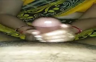 XXX göğüslerine bakıyor, ama karısının hile yapmasına izin erkek erkeğe anal sex veriyor ve