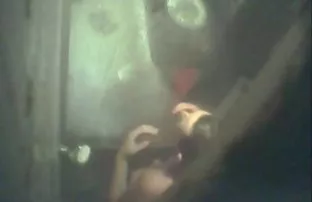 XXX bebeği memnun etmek istiyorsan, toplarını kıstır ve sevişmeye anal cinsellik devam