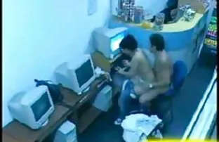 XXX takılır ve onu sert bir şekilde becermeye başlar, onu kedi onu popodan seks çekiyor